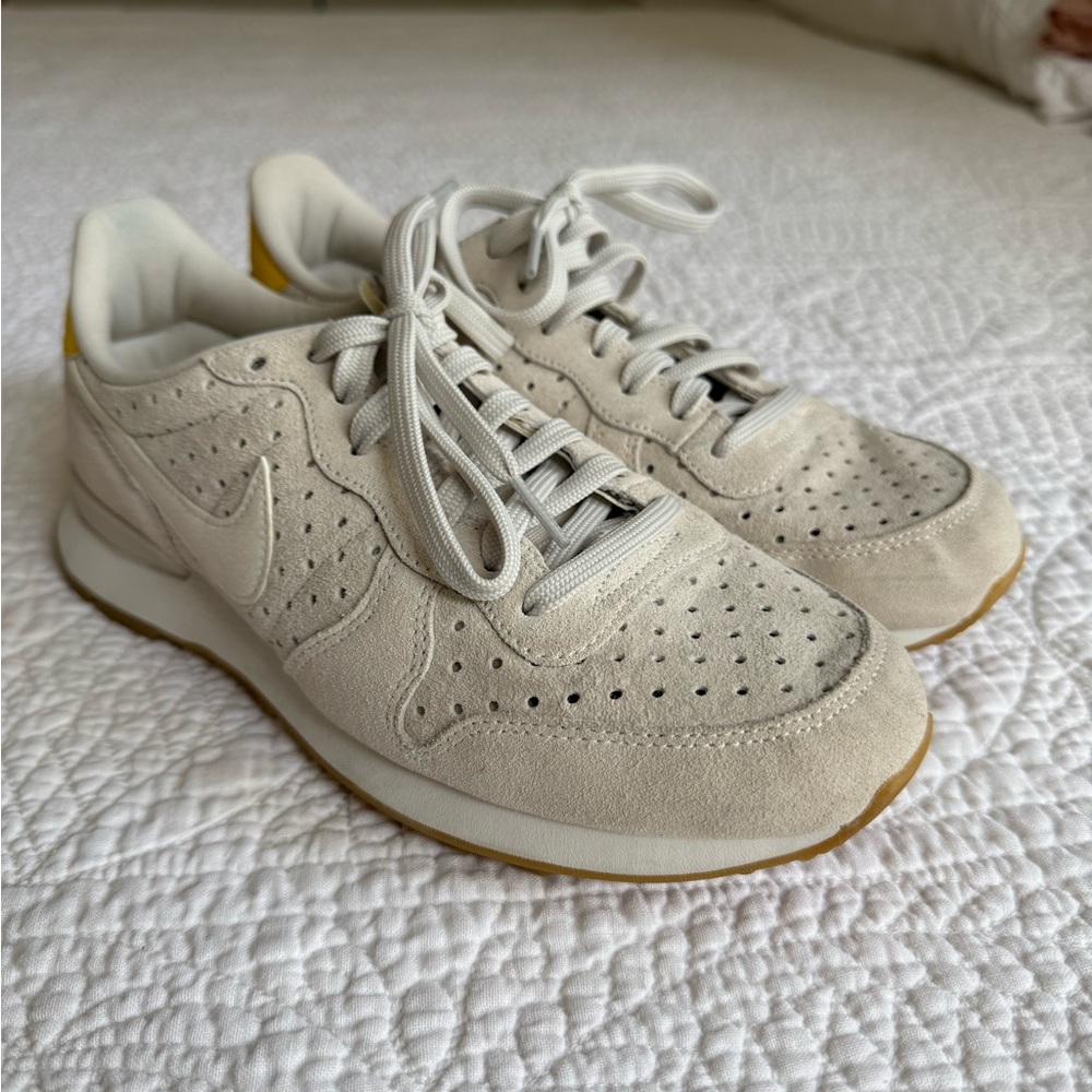 Nike Internationalist Premium Sail/ Sail-Vivid Sulfur NWOT